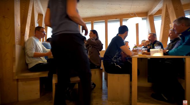 山顶太空舱民宿悬崖景色绝美,悬崖边上的小屋