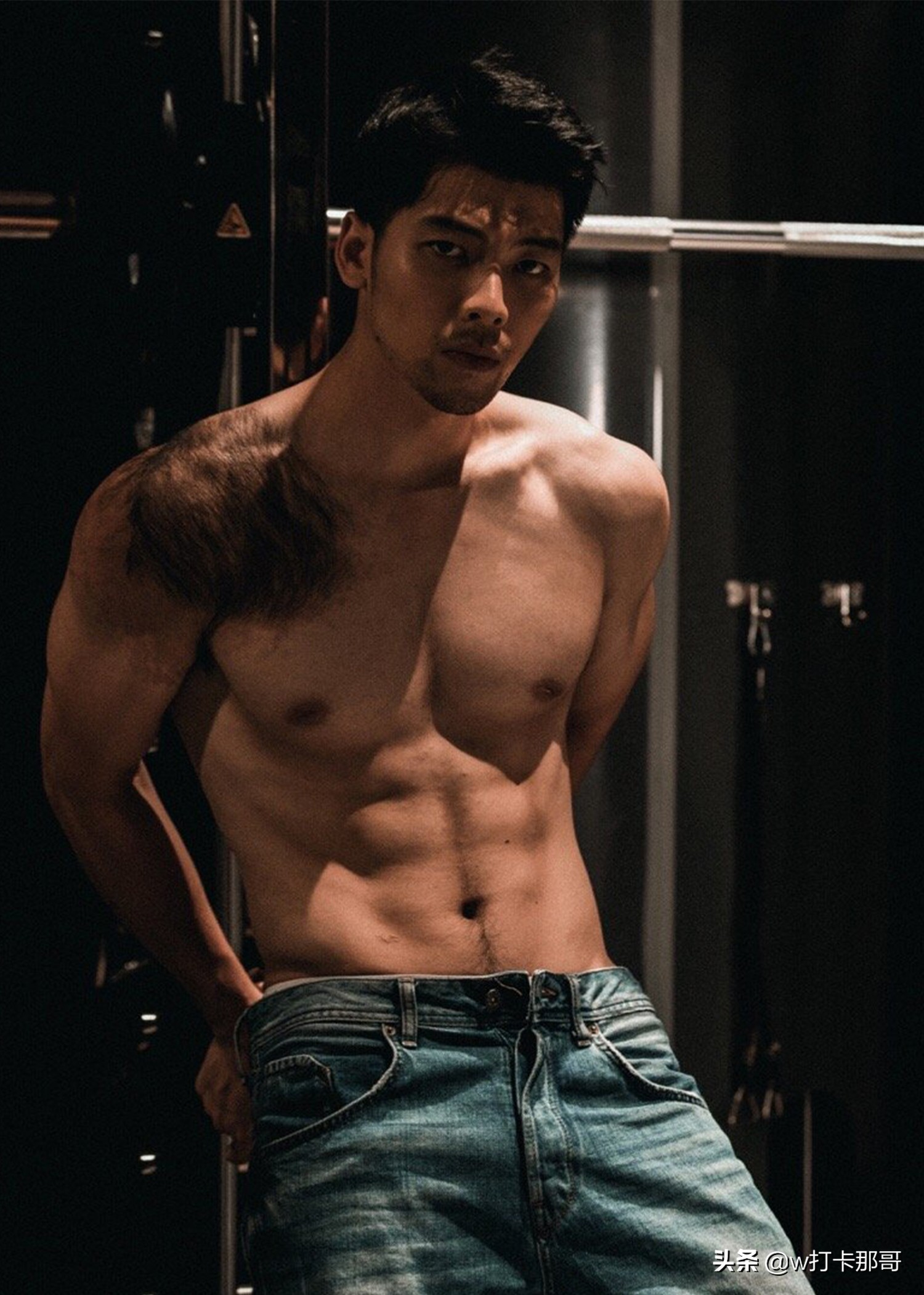 高颧骨、厚嘴唇、肩顶一大团胎记，这位看着坏坏的90后不容小觑