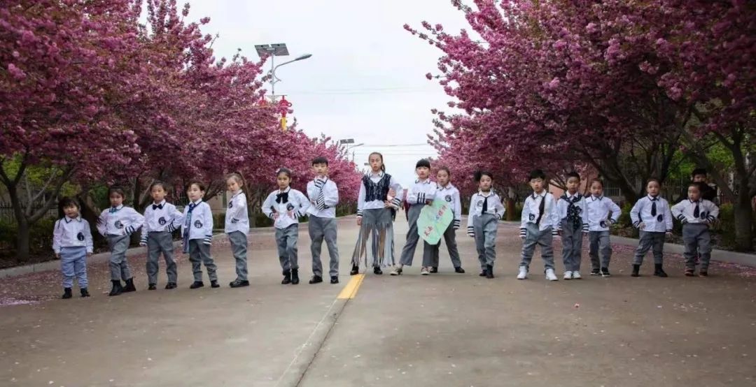 莱阳美韵莱西甜心的小超模们走进樱花小镇濯村大型社会实践活动