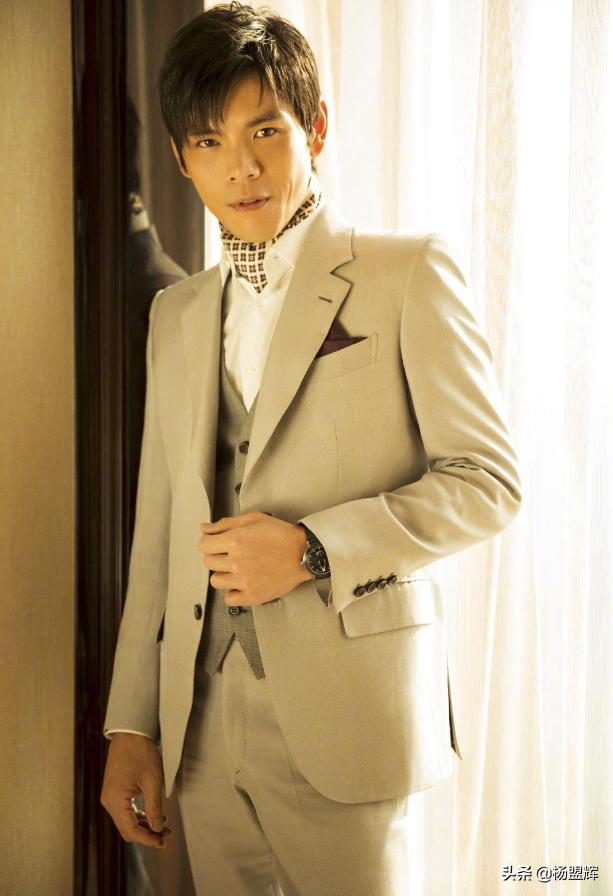 slay全场的霸气亮相,向佐酒红色西装