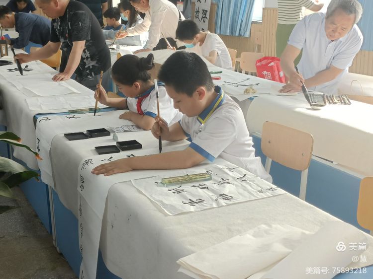 学校艺体节颁奖典礼,小学举行艺术教育颁奖仪式