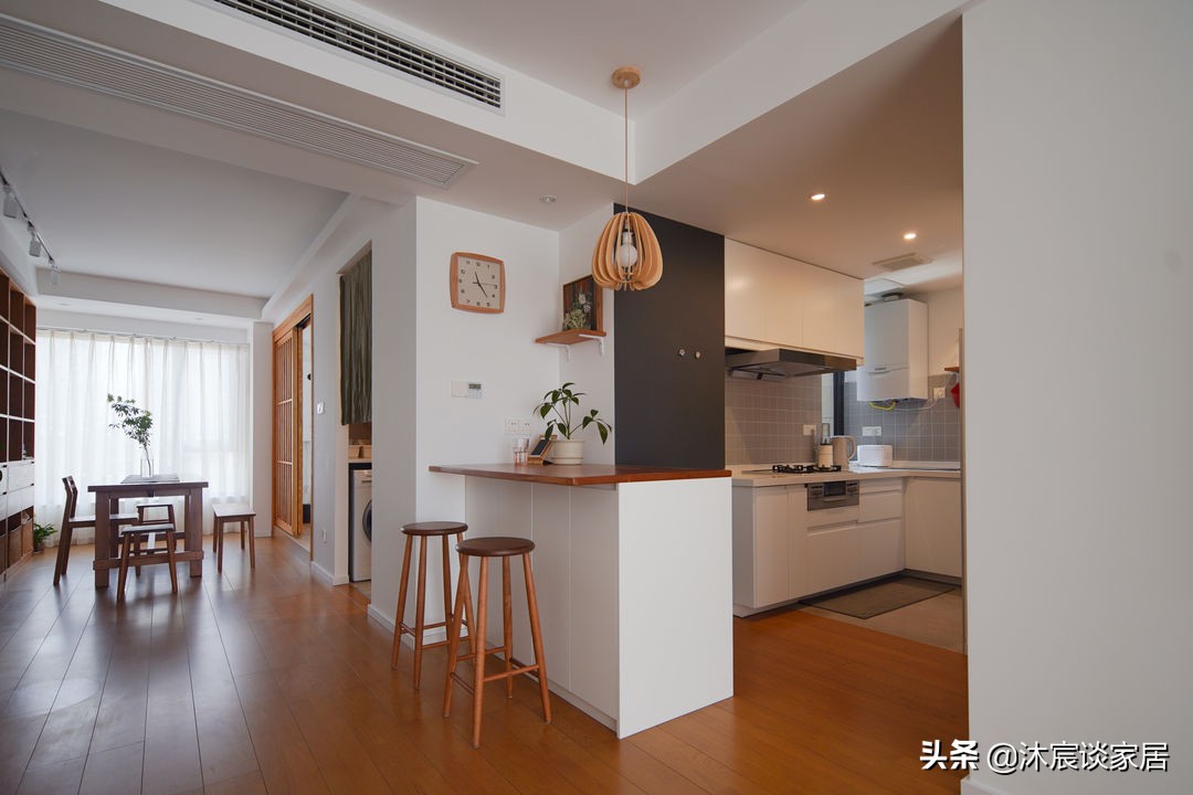 她把家布置得复古又温馨,室内被绿植环绕,这样的家,住着真舒服