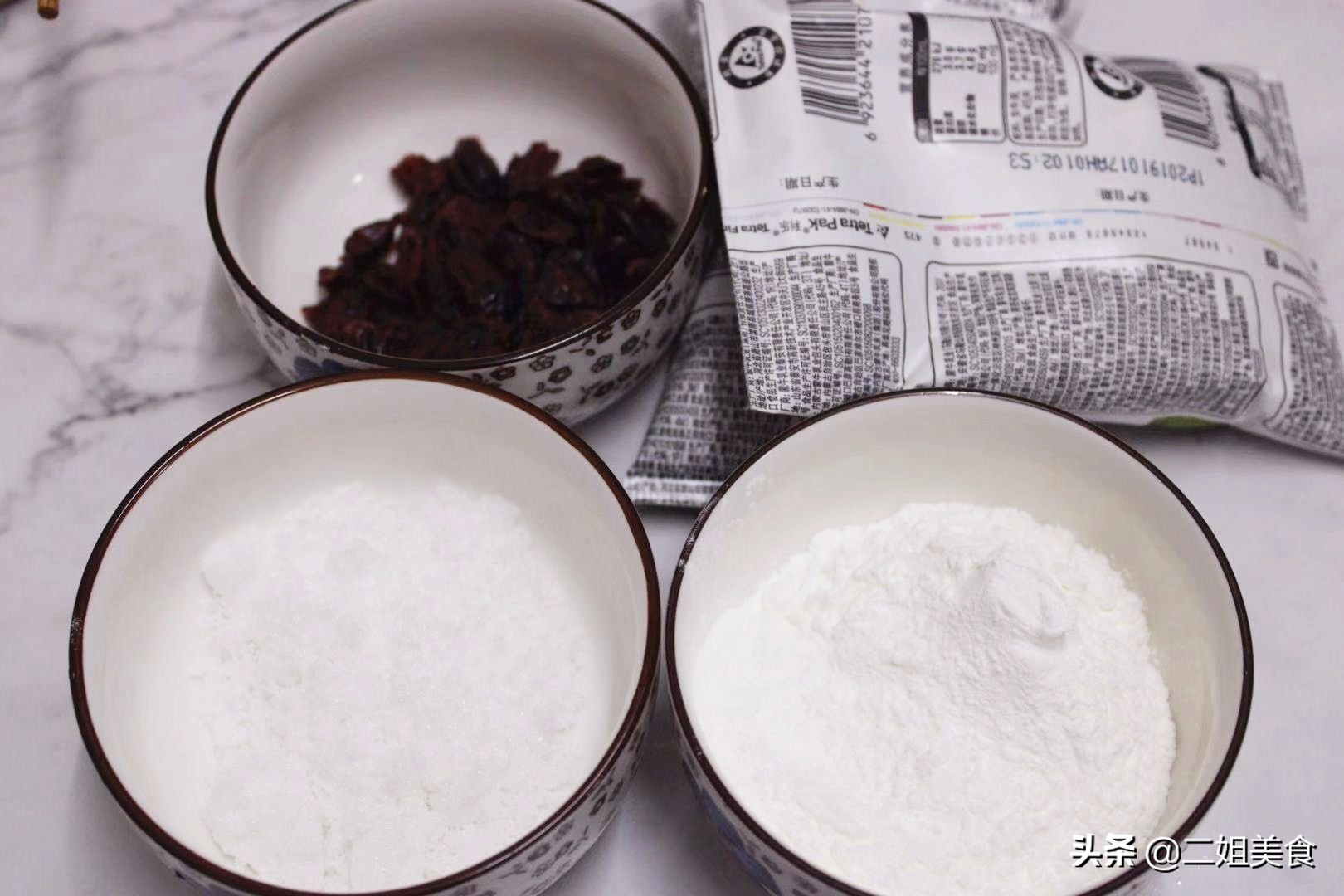 两袋牛奶倒进锅里,两袋牛奶放几勺白凉粉