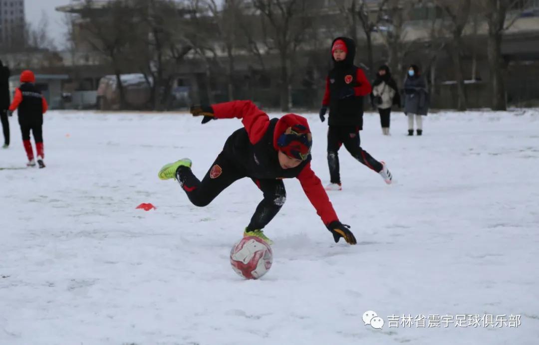 雪地快乐踢球,冰天雪地足球