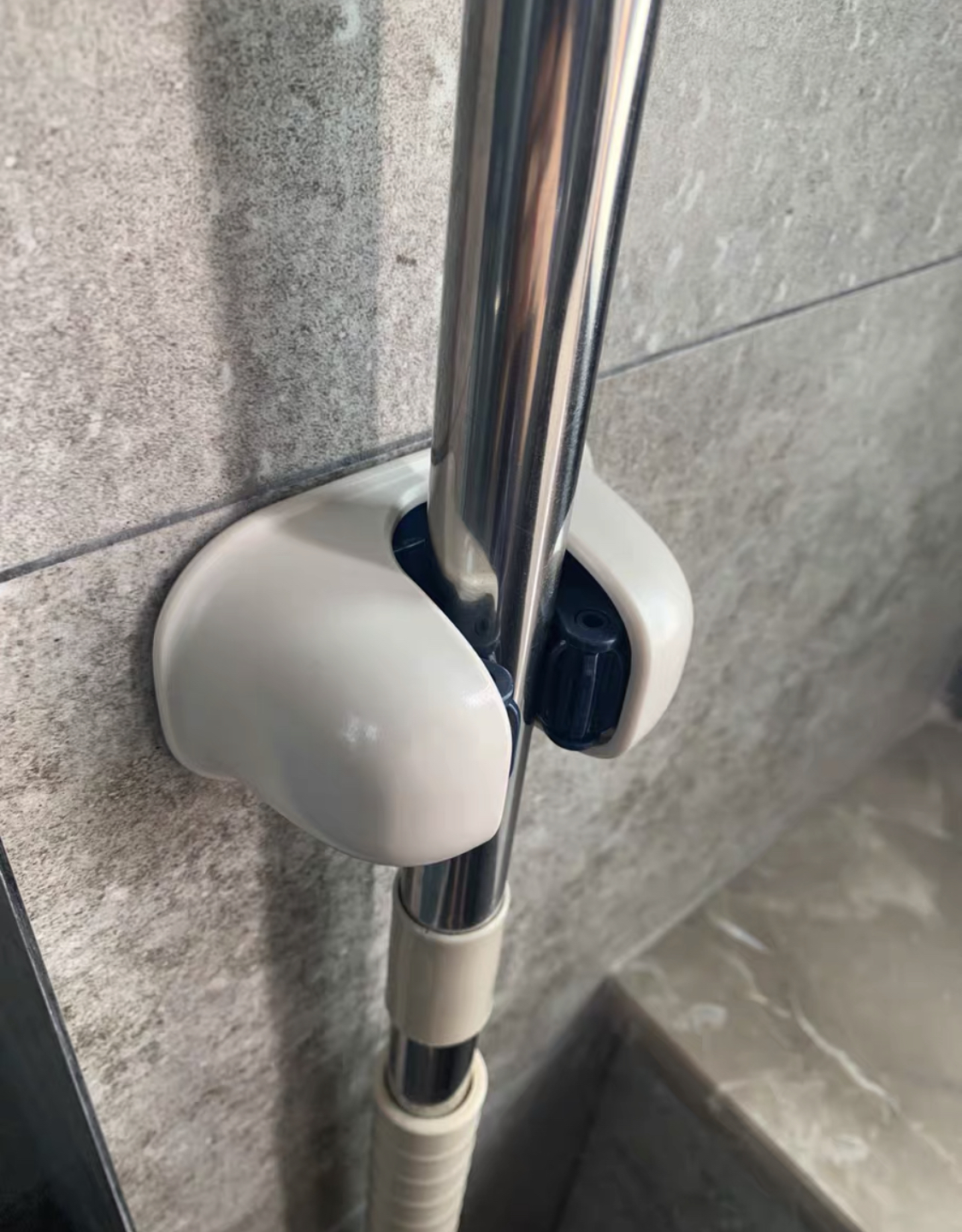 免钉伸缩收纳隔板怎么安装,免打孔的收纳架安全吗