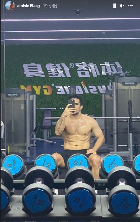 洛国富秀炸裂身材,肌肉男秀八块腹肌照片