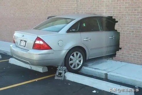 高速路上刹车失灵电子手刹怎么用,电子手刹自动挡车刹车失灵怎么办