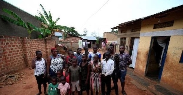 12岁结婚，39岁生下4支“足球队”，她可能是世界上最能生的女人