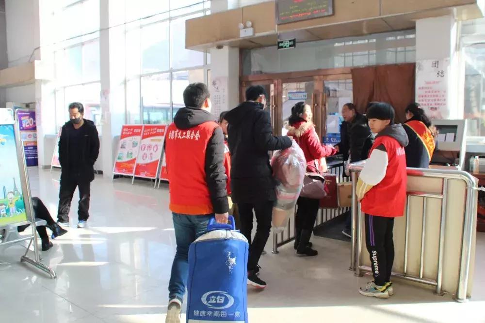 白银：爱心志愿者成为汽车站春运一道最亮风景线