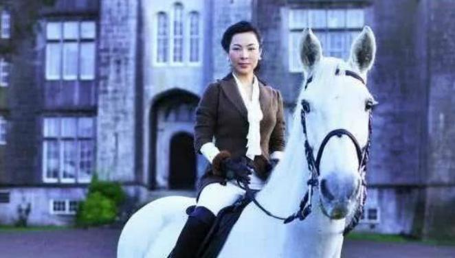 天津女孩恋外国“抠门”小子,见家长才发现,男方拥有6千平豪宅