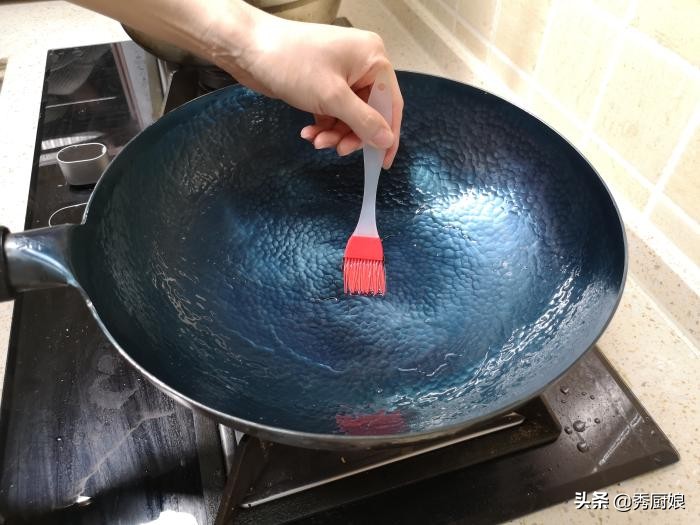 大铁锅正确开锅方法不粘锅视频,新铁锅直接烧了怎么办