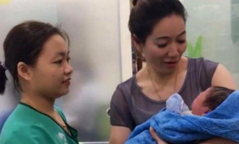 女儿刚生完娃，却被看望的老妈抢风头，网友：这颜值是认真的吗？