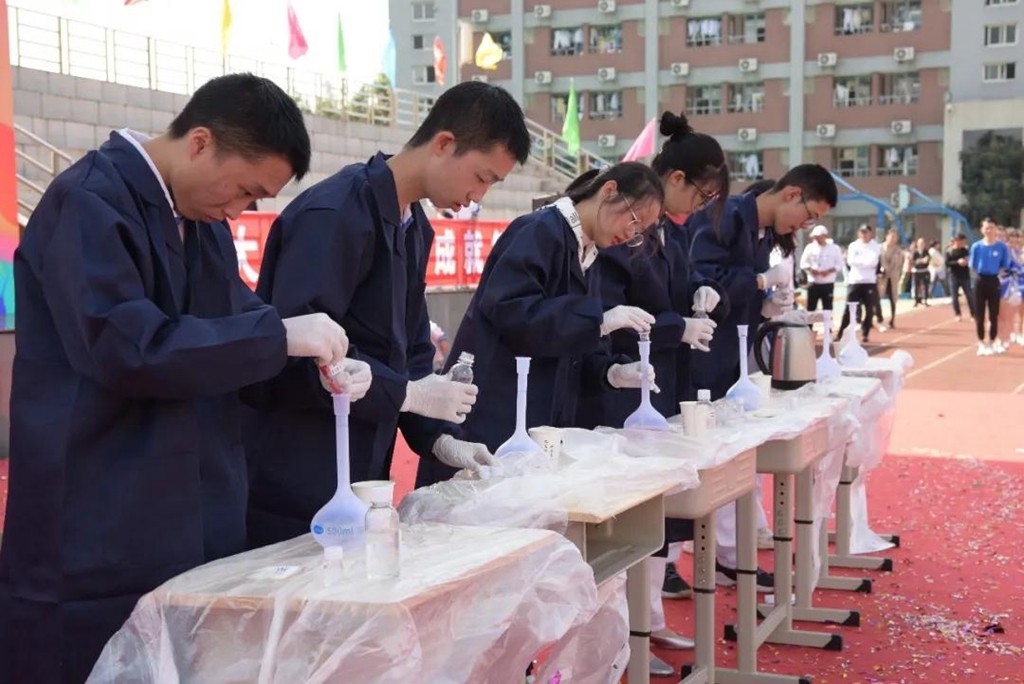 机器人在技能大赛上尬舞,机器人魔性斗舞