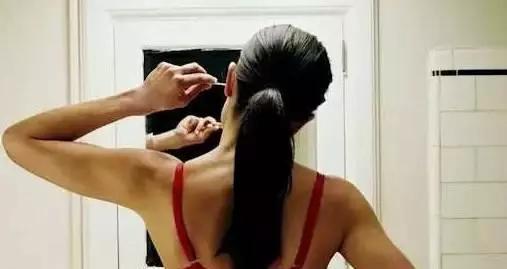 用棉签掏耳朵的危害动画,用棉签掏耳朵对身体有害吗