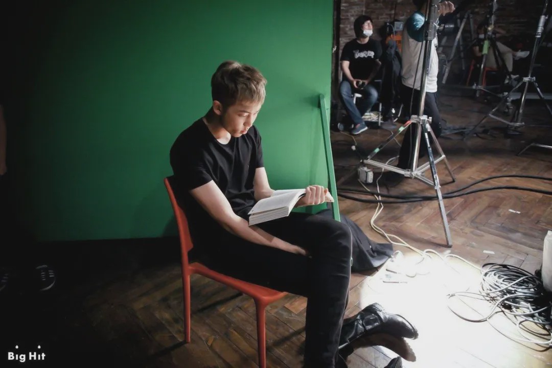 世界读书日｜别只顾着下场控评，跟着爱豆多读书才是正经事！