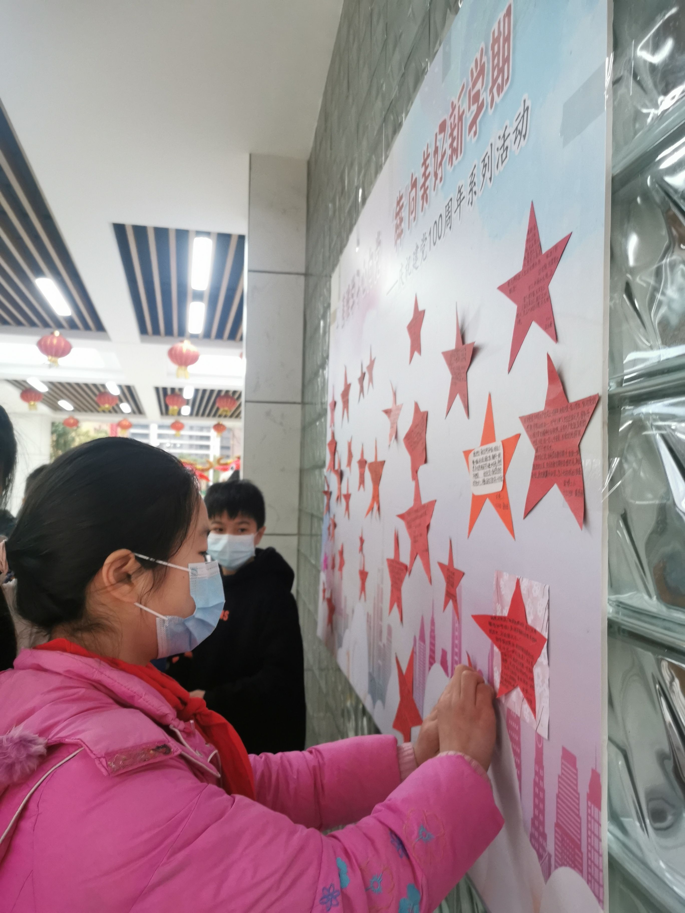 139.9万武汉伢开学啦!学*党**史学英雄开启新学期第一课