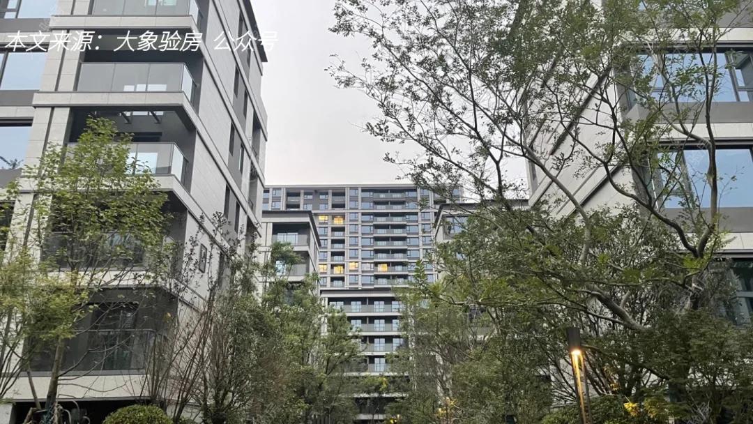 收房发现墙顶维修痕迹,精装房交房时踢脚线乳胶漆脱落