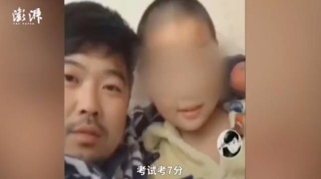 父爱如山爸爸给儿子递烟,父爱如山父亲拿女儿的钱给儿子