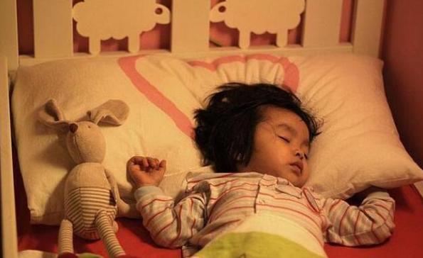 家长给孩子换纸尿裤发现异样,4岁孩子夜里穿纸尿裤