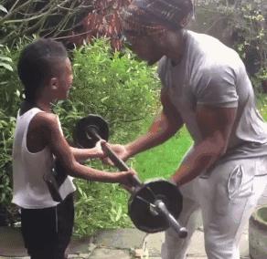 大屌哥的儿子小小年纪就已经练成了肌肉男,真是虎父无犬子