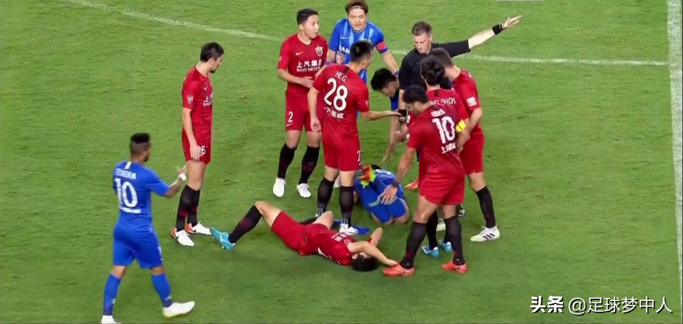 从最文明到“很*力暴**”，5张红牌令人想不到，裁判占主导因素