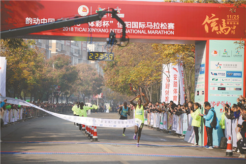 信阳马拉松赛鸣枪开跑图,韵动中国现场