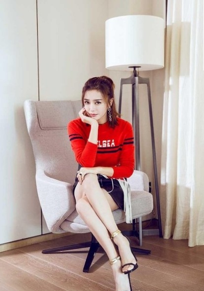 秦岚时尚感太强了，把自己包的密不透风，防疫与时尚两不误