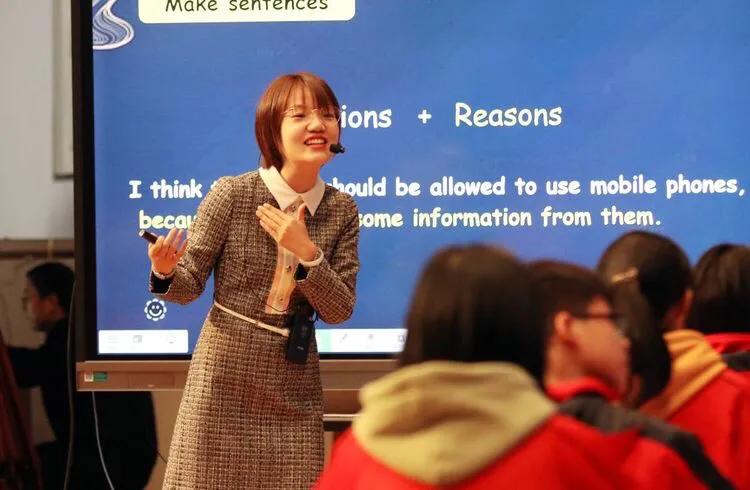 巴陵郡三湘四水英才聚，香樟园高谈阔论红烛燃