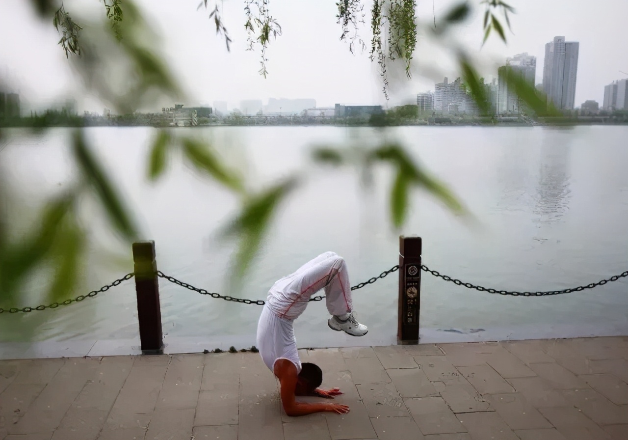 丁大爷,60多岁大爷练习瑜伽像20岁小伙子