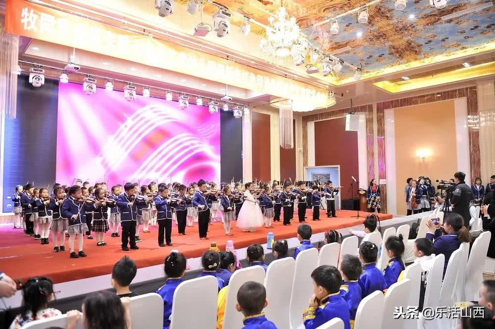 七色光幼儿园元旦文艺汇演图片,卡酷七色光艺术幼儿园直播