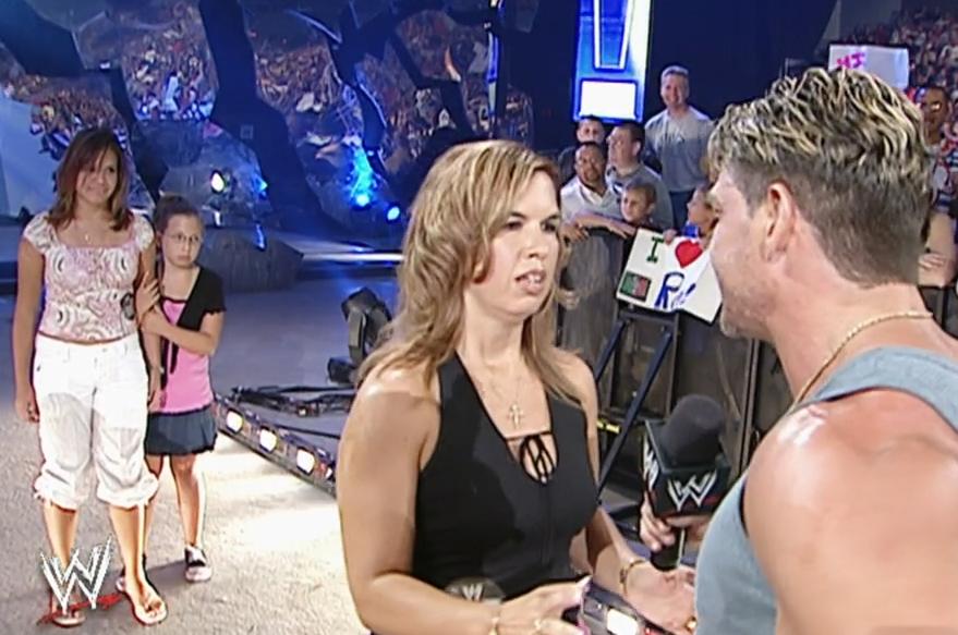 wwe惹怒主持人被主持人暴打,wwe史上最大丑闻