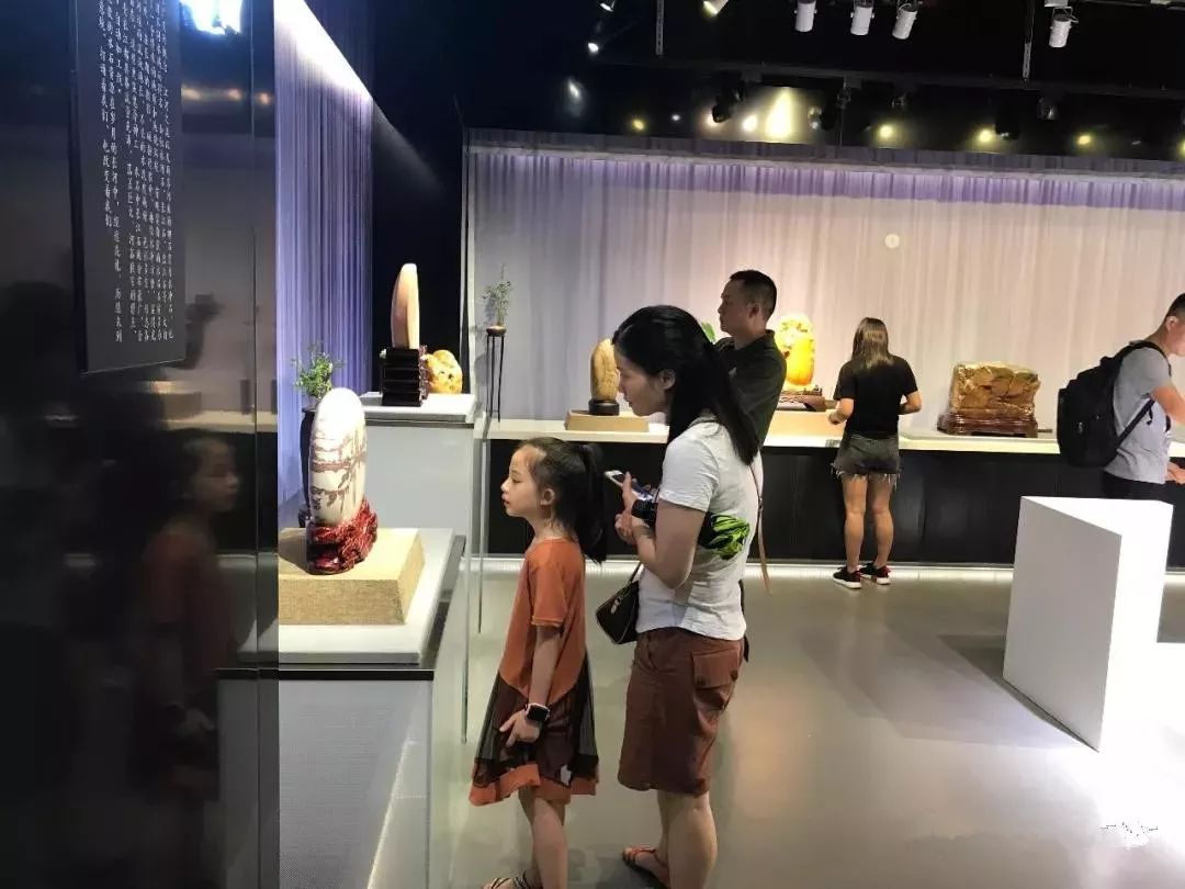 深圳红立方奇石展馆——城市中的一片自然