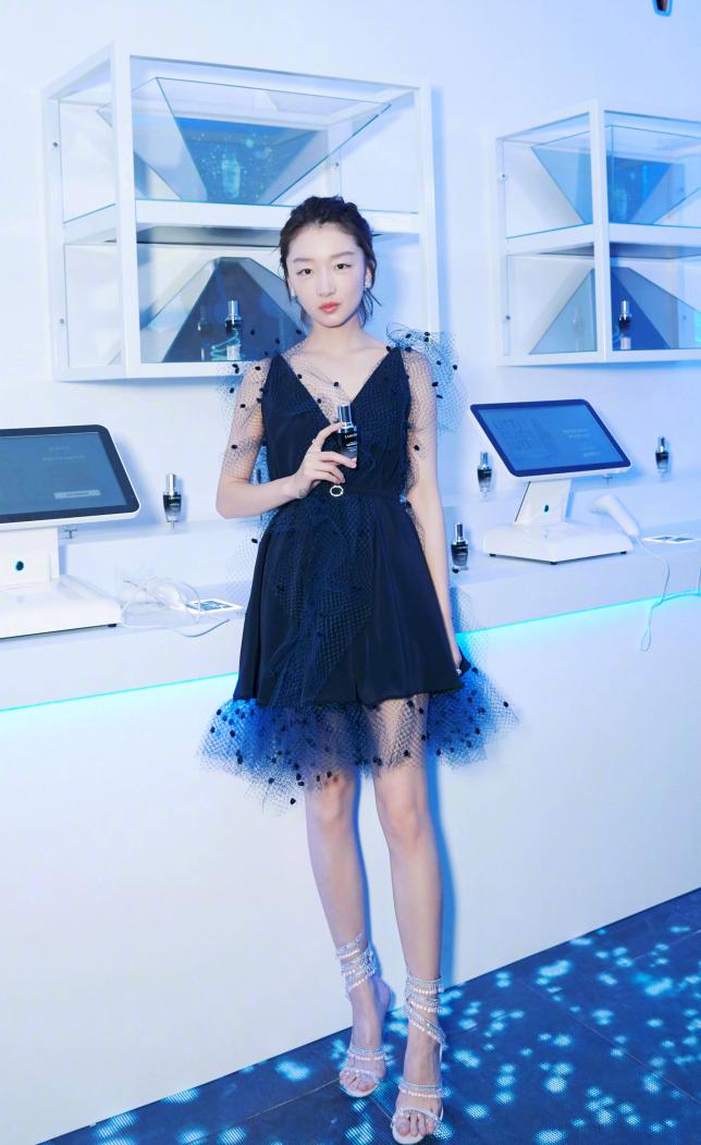 周冬雨热搜中穿搭牛仔裤,周冬雨牛仔裤搭配新花样太迷人