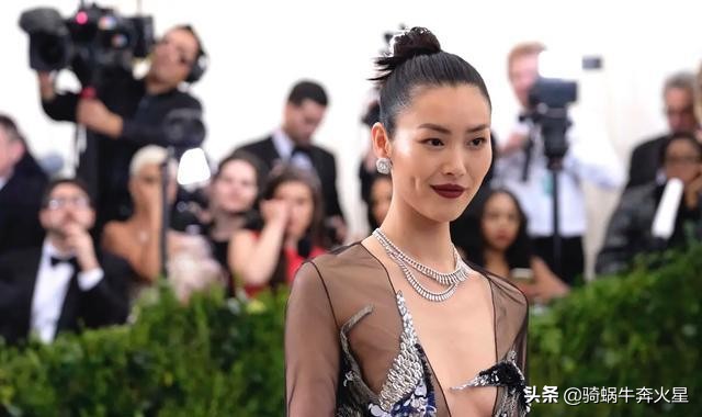 “大表姐”刘雯晒性感辣照！大胆真空上阵，超短上衣羞涩太吸睛