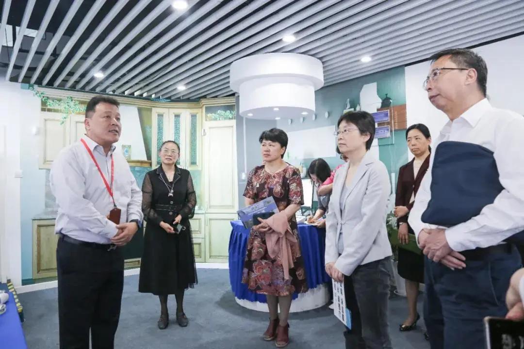 三胞健康养老|上海市人大常委会副主任高小玫一行调研安康通控股