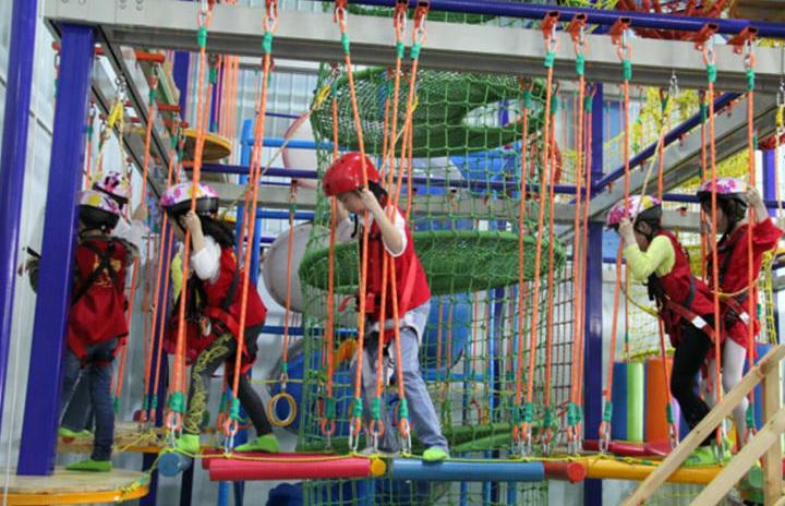 小孩戴安全绳蹦床花式玩法,各种花式蹦床合集