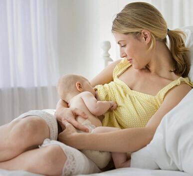 小孩吃奶时间如何控制,宝宝在吃奶期间妈妈应该注意什么