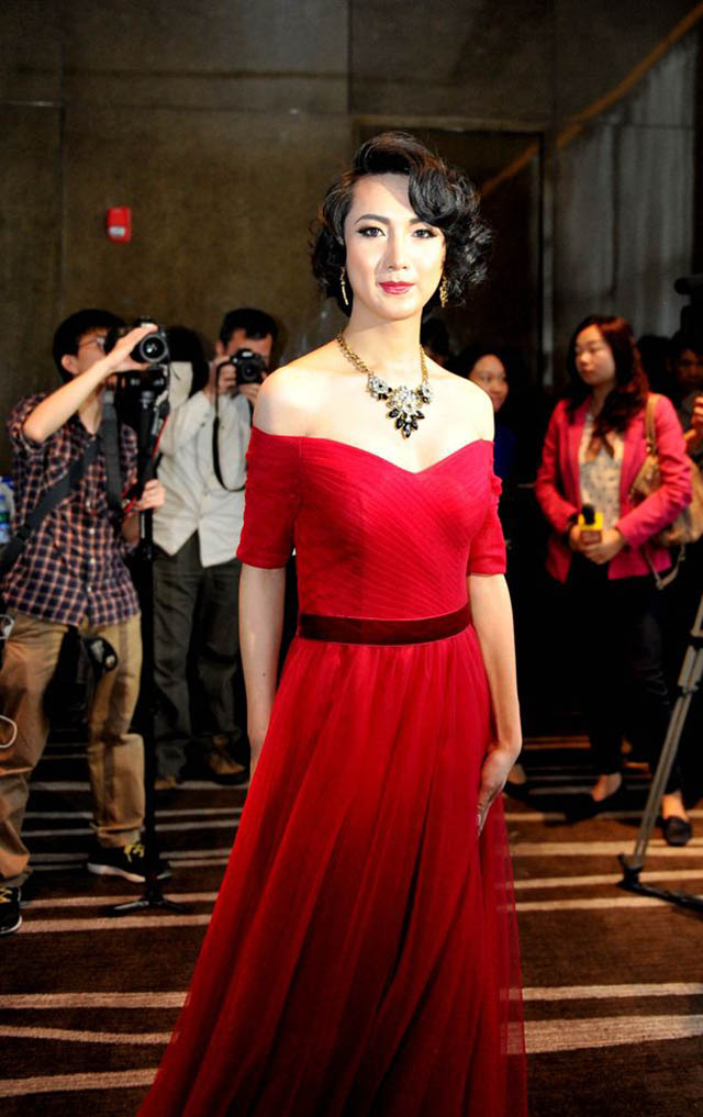 2005年背母上学，10年后变性成女人的刘婷，如今怎样了？