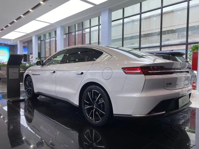 到店看艾力绅,比亚迪汉丹拿5g