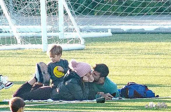 牛X！43岁姐姐长19岁妖精脸，衬得小10岁鲜肉男友像爹…