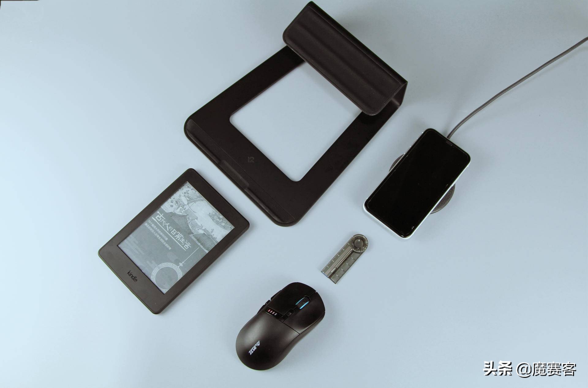 成年人的写字桌,成年人桌面书架