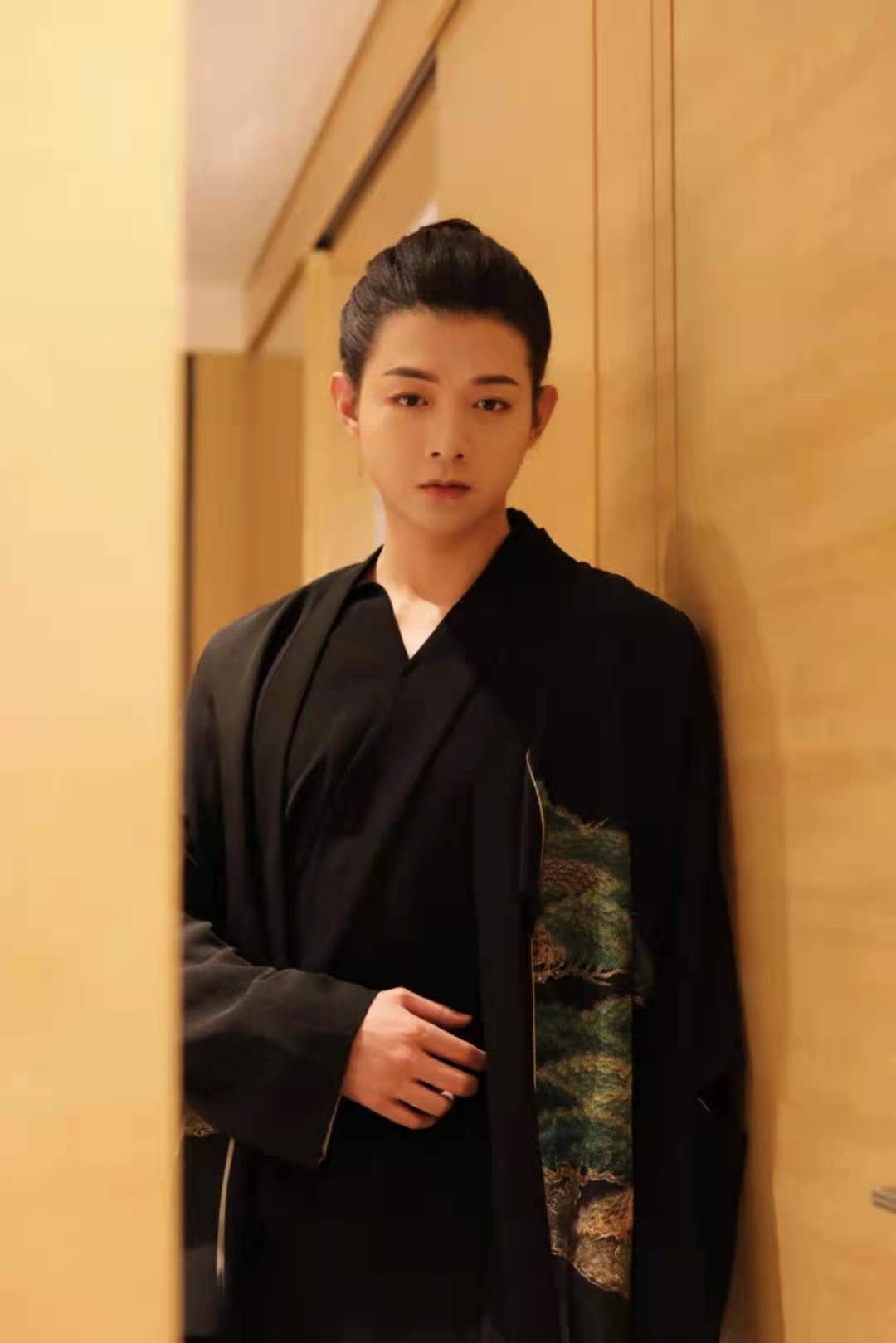 霍尊发文道歉宣布退圈,否认出轨恐吓信息量大,遭陈露发文再打脸