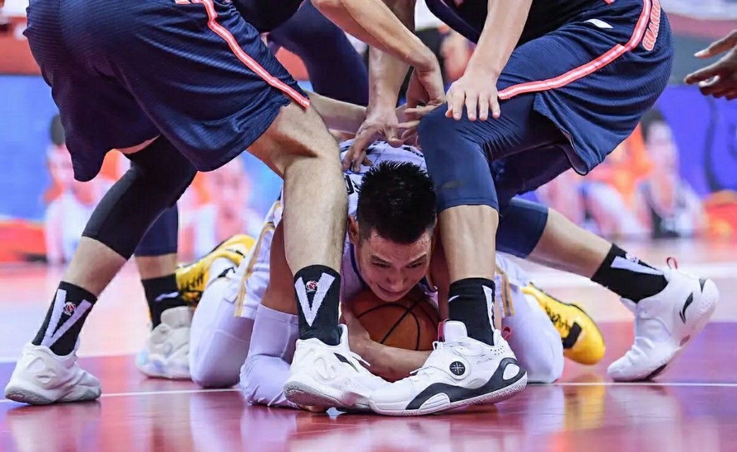 北京专场解说员双标行为惹争议,球迷直言太恶心