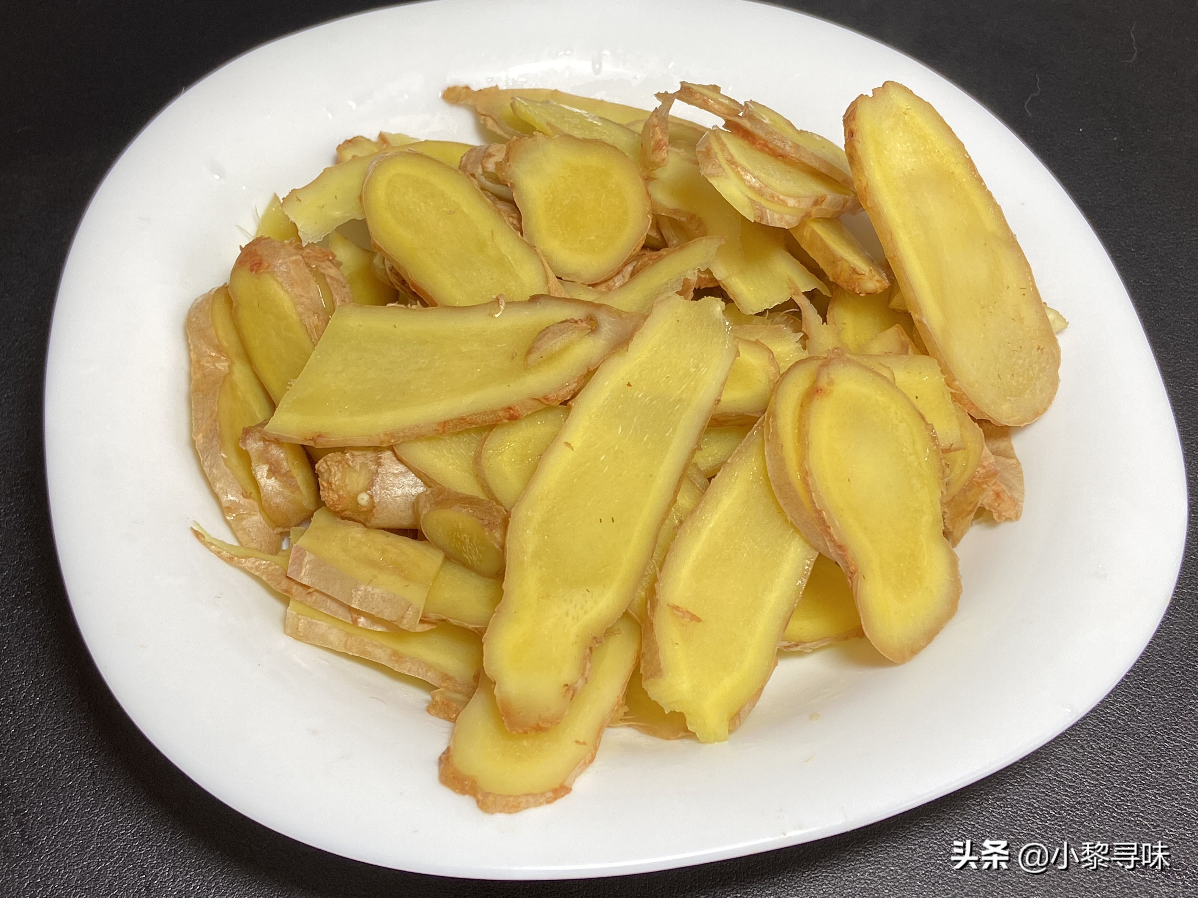 最近搬重物没力气，经常腰酸背痛，89岁外婆用几片生姜就搞定