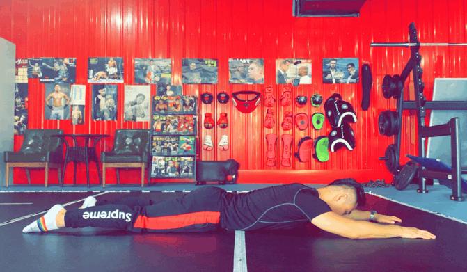 屁股扁平中间还有个坑,屁股扁且下垂显得腿短