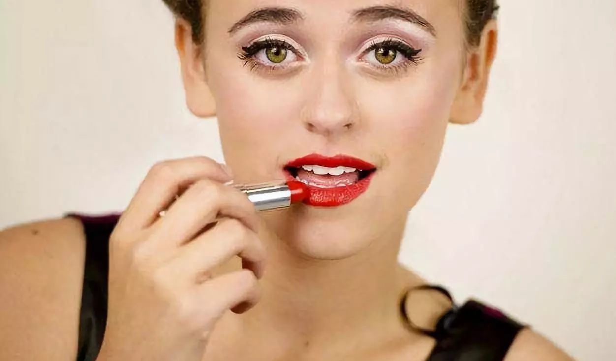 怎样涂口红好看又不掉色又不起皮,涂口红总是起皮怎么办