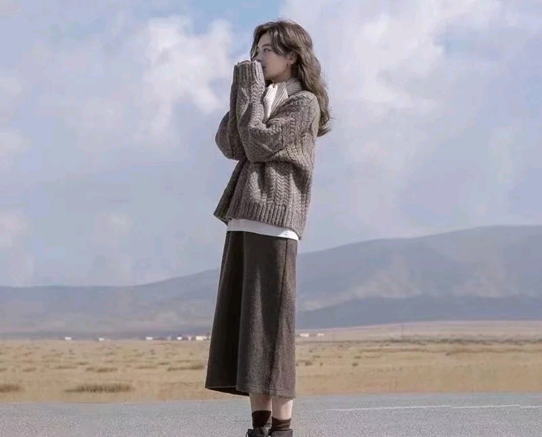 毛衣内搭搭配半身裙,毛衣搭半身裙怎么穿显身材