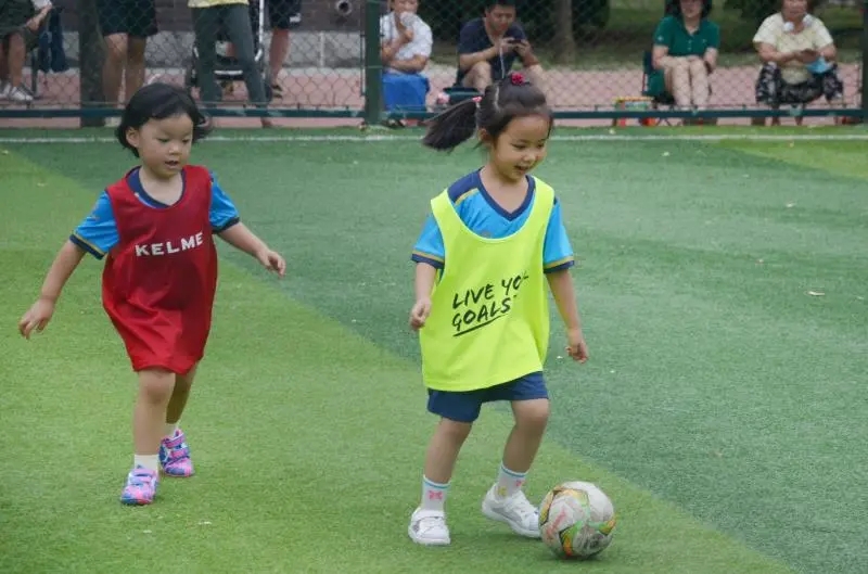 于根伟足球训练,16岁少年和于根伟踢球