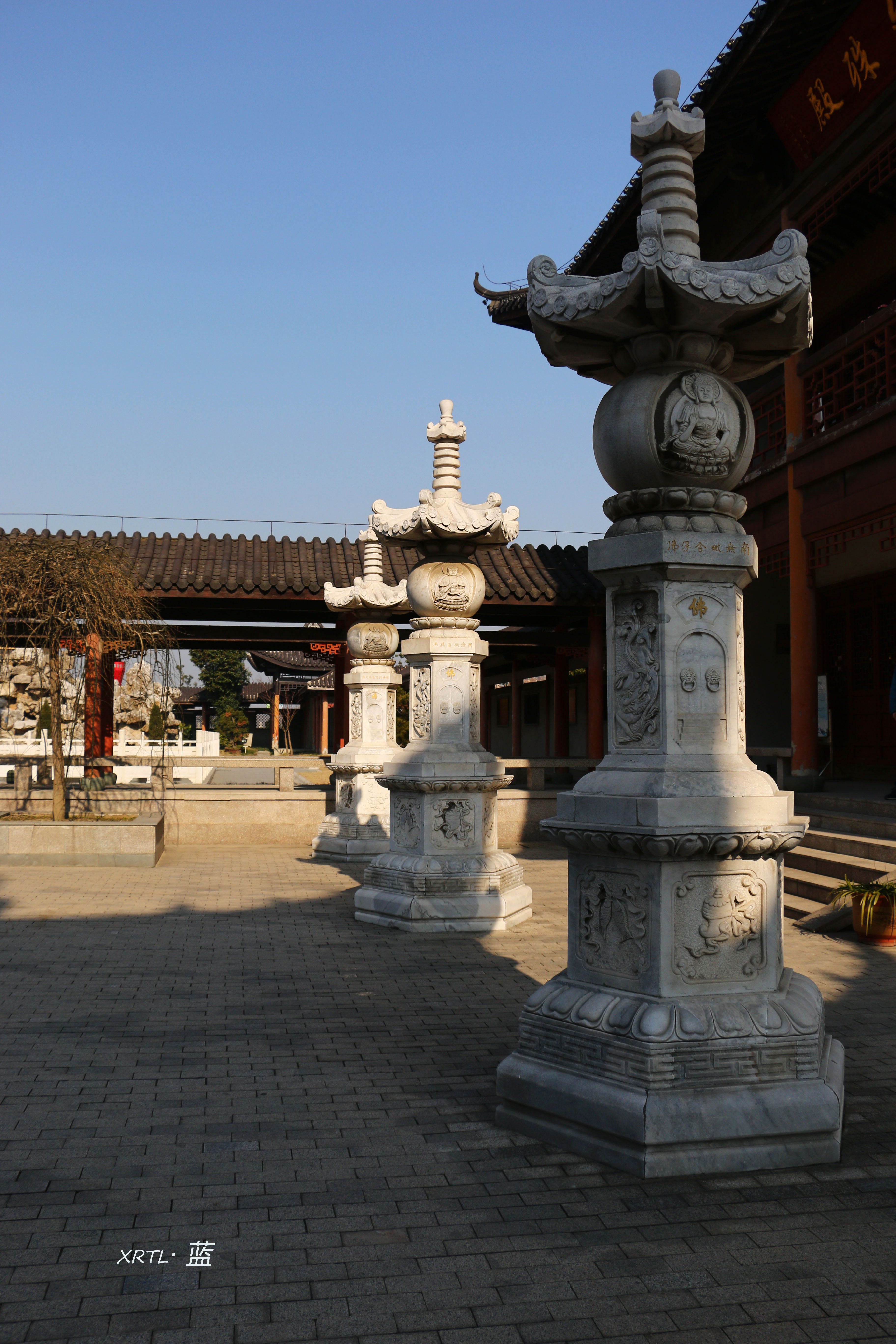 一座历史悠久的古寺,悬崖下的名刹古寺