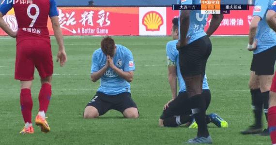 中超跪着感谢球迷,中超球员跪地谢罪